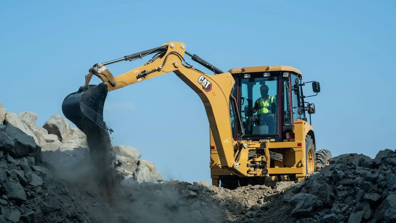 Buldoexcavator în lucru pe un șantier