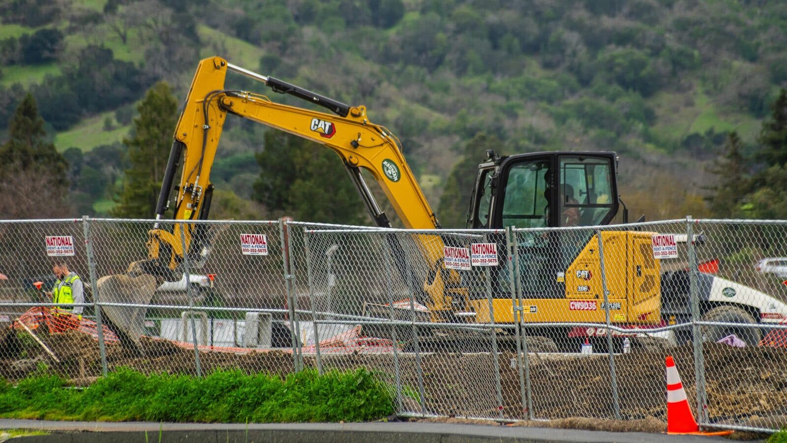 Excavator Caterpillar pe un șantier