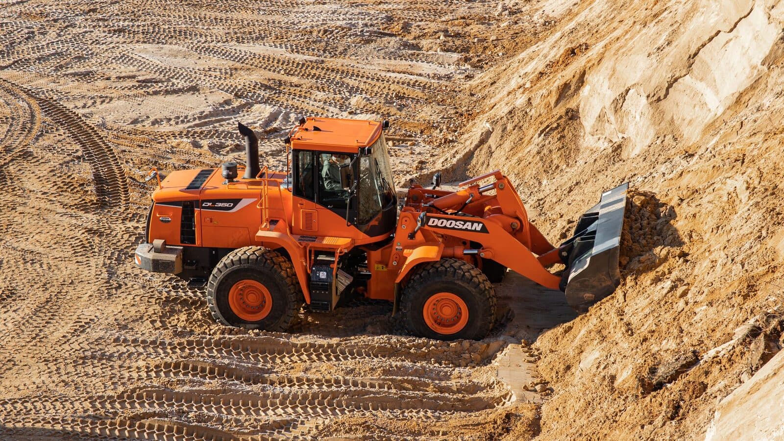 Încărcător frontal manevrând nisip
