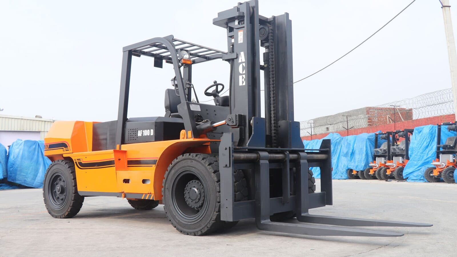 Stivuitor diesel de 10 tone într-o hală industrială